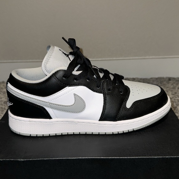 Air Jordan 1 Low (GS) - Picture 2 of 5